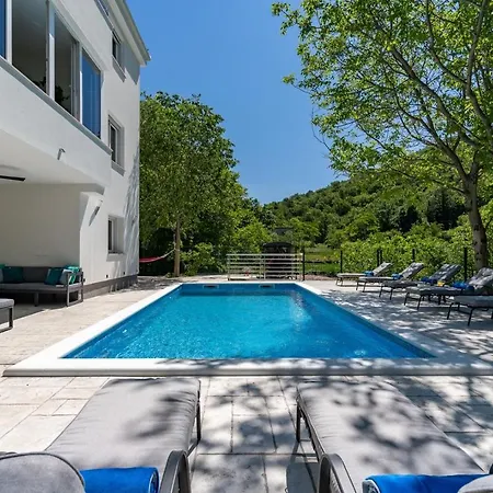 Zara With 32 Sqm Heated Pool, Jacuzzi, Billiard, Tennis Table, 8pax *