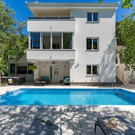Zara With 32 Sqm Heated Pool, Jacuzzi, Billiard, Tennis Table, 8pax Vila Kučiće
