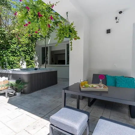 New Zara With 32 Sqm Heated Pool, Jacuzzi, Billiard, Tennis Table, 8pax Villa