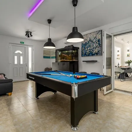New Zara With 32 Sqm Heated Pool, Jacuzzi, Billiard, Tennis Table, 8pax Kucice