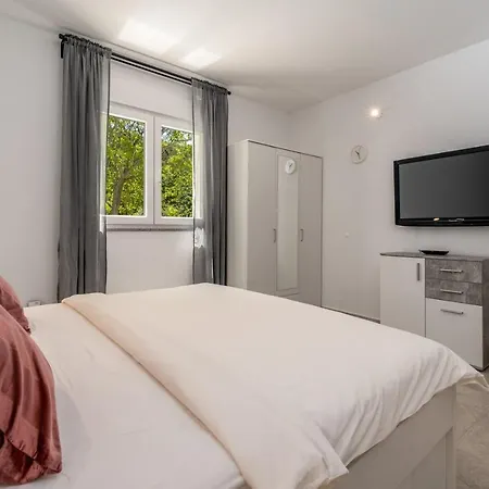 Zara With 32 Sqm Heated Pool, Jacuzzi, Billiard, Tennis Table, 8pax Kučiće