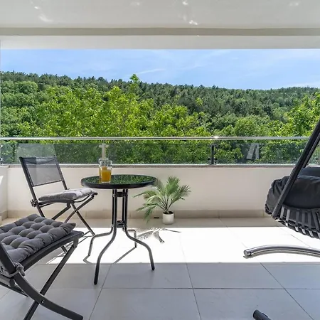 New Zara With 32 Sqm Heated Pool, Jacuzzi, Billiard, Tennis Table, 8pax Villa Kucice