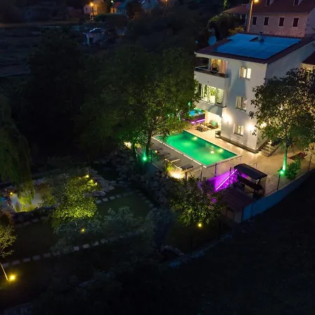 New Zara With 32 Sqm Heated Pool, Jacuzzi, Billiard, Tennis Table, 8pax * Kucice
