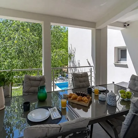 Zara With 32 Sqm Heated Pool, Jacuzzi, Billiard, Tennis Table, 8pax Vila Kučiće