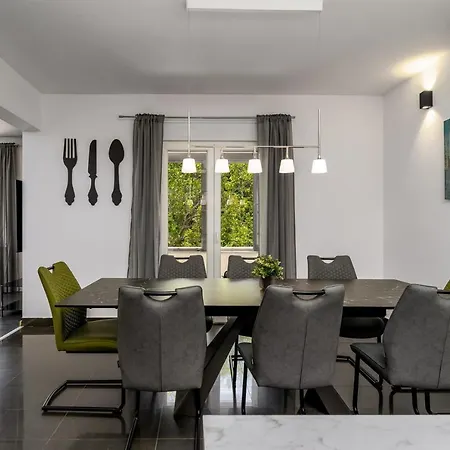 Zara With 32 Sqm Heated Pool, Jacuzzi, Billiard, Tennis Table, 8pax *