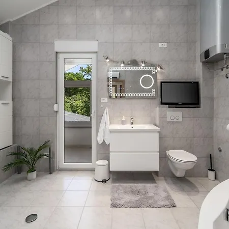 New Zara With 32 Sqm Heated Pool, Jacuzzi, Billiard, Tennis Table, 8pax Kucice