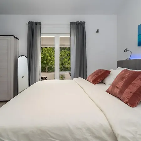 Zara With 32 Sqm Heated Pool, Jacuzzi, Billiard, Tennis Table, 8pax
