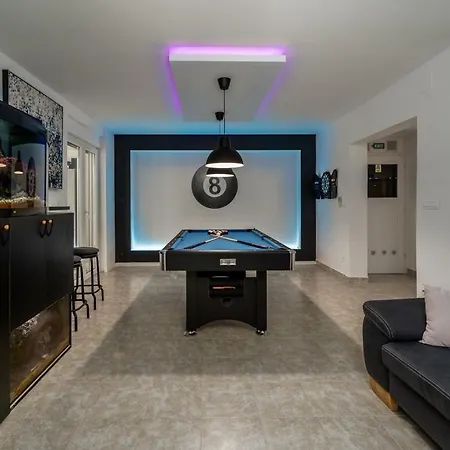 Villa New Zara With 32 Sqm Heated Pool, Jacuzzi, Billiard, Tennis Table, 8pax *