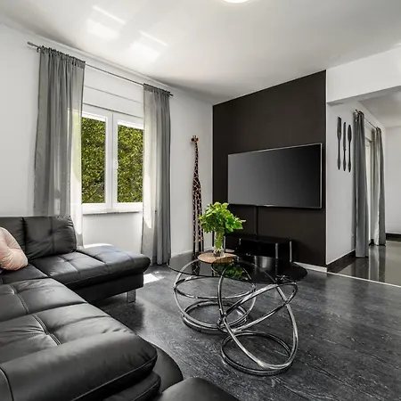 Zara With 32 Sqm Heated Pool, Jacuzzi, Billiard, Tennis Table, 8pax Kučiće