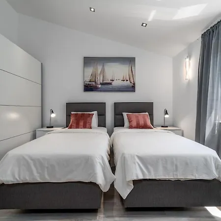 Villa New Zara With 32 Sqm Heated Pool, Jacuzzi, Billiard, Tennis Table, 8pax