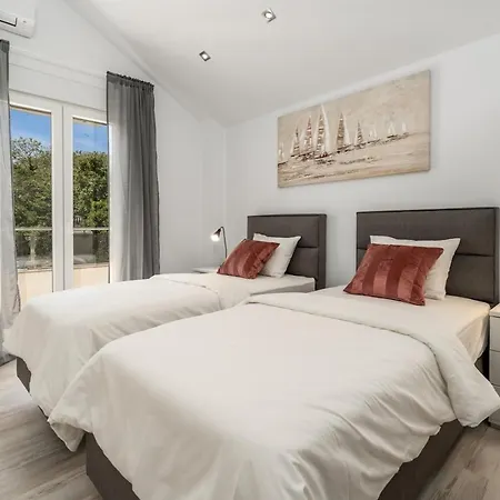 Vila Zara With 32 Sqm Heated Pool, Jacuzzi, Billiard, Tennis Table, 8pax Kučiće