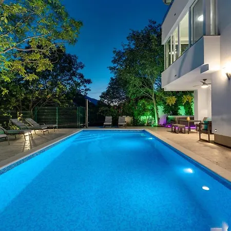Villa New Zara With 32 Sqm Heated Pool, Jacuzzi, Billiard, Tennis Table, 8pax *