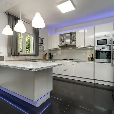 Zara With 32 Sqm Heated Pool, Jacuzzi, Billiard, Tennis Table, 8pax Kučiće
