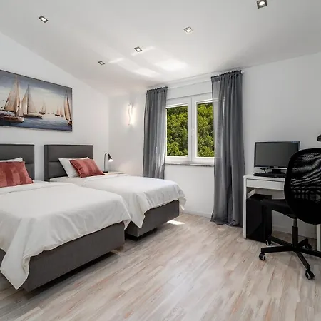 Villa New Zara With 32 Sqm Heated Pool, Jacuzzi, Billiard, Tennis Table, 8pax *