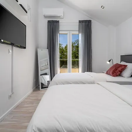 Zara With 32 Sqm Heated Pool, Jacuzzi, Billiard, Tennis Table, 8pax * Kučiće